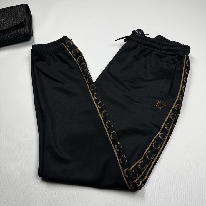 Спортивні штани Fred Perry на лампасах