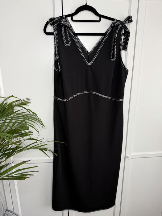 Czarna luksusowa elegancka sukienka do pracy kokardy parisian chic