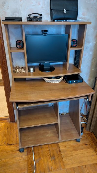 Стіл комп'ютерний