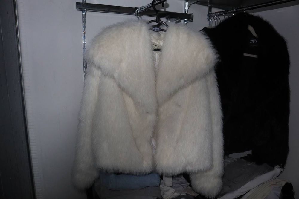 еко шубка білого кольору