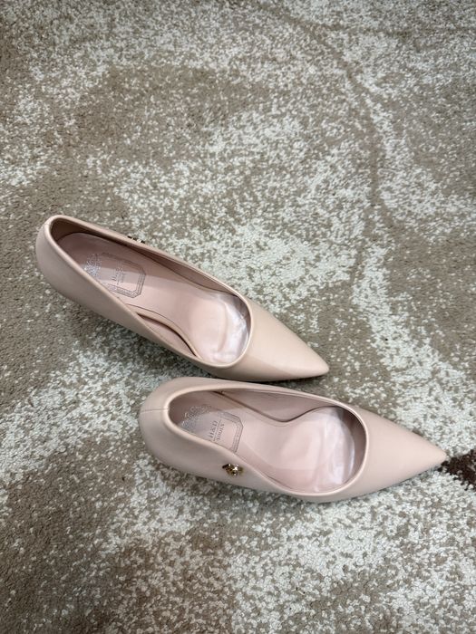 Sapato beje usado uma vez