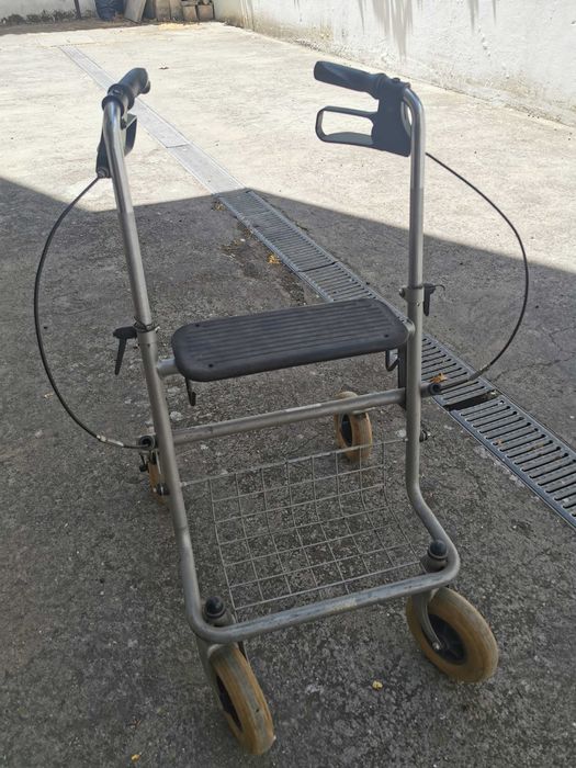 Andarilho para Idosos Dobrável com Quatro Rodas , Assento e Cesto