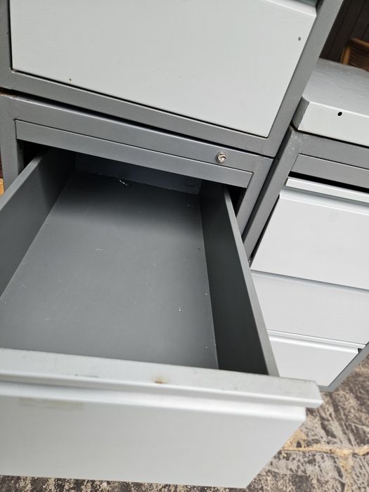 szafa szufladowa metalowa szer42głeb70 3 sztwys 75