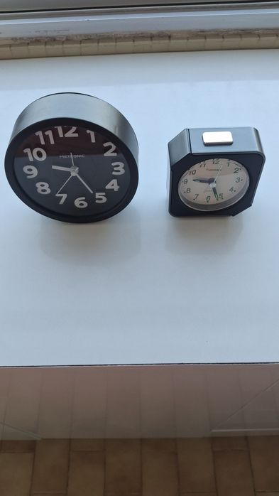 Vendo dois relógios a funcionarem na perfeição com espertador