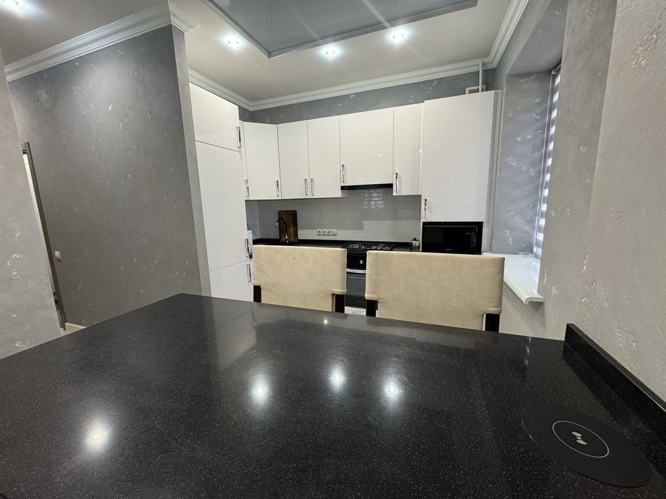 Центр. Сучасний, новий ремон, меблі, техніка. Ніхто не жив