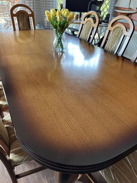 Drewniany stół jadalny