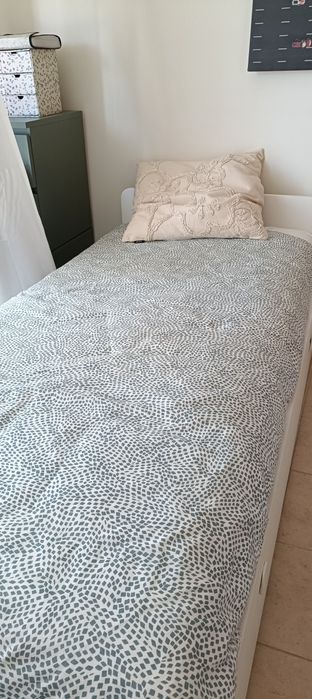 Cama dupla dois colchões e duas gavetas de arrumação.