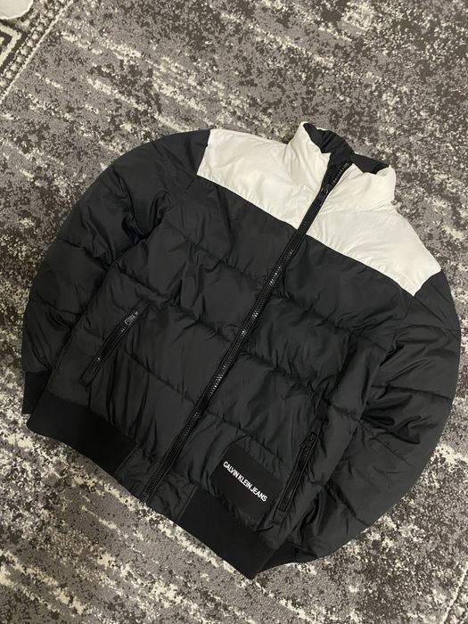 Пуховик Calvin Klein С-М розмір чорно білого кольору