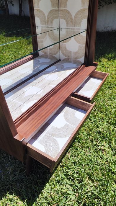 Vitrine midcentury recuperada