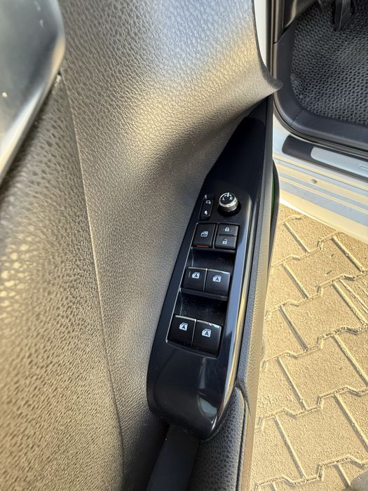 Продам офіційну Toyota Camry Hybrid 2019 року у максимальній комплектації Premium Plus