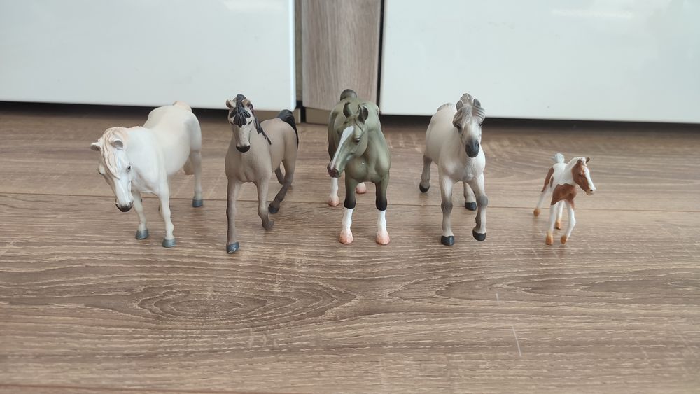 Pięć figurek koni schleich