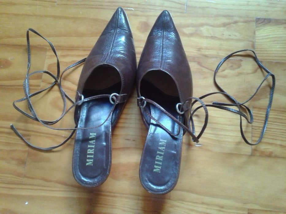 sapatos castanhos com fio