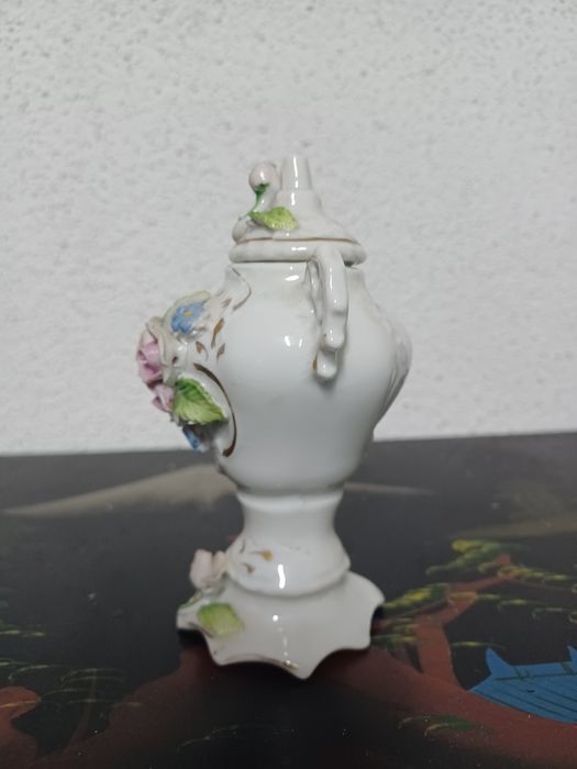 Antique ceramic pot with floral pattern425427328366684164