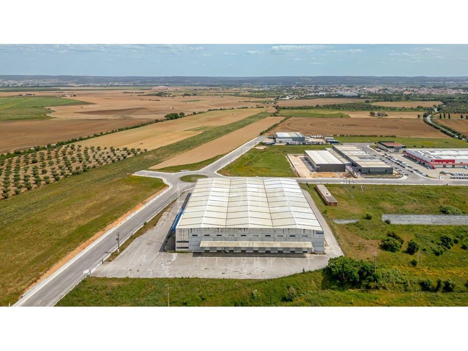 Armazém para arrendar na ZI de Riachos, Torres Novas