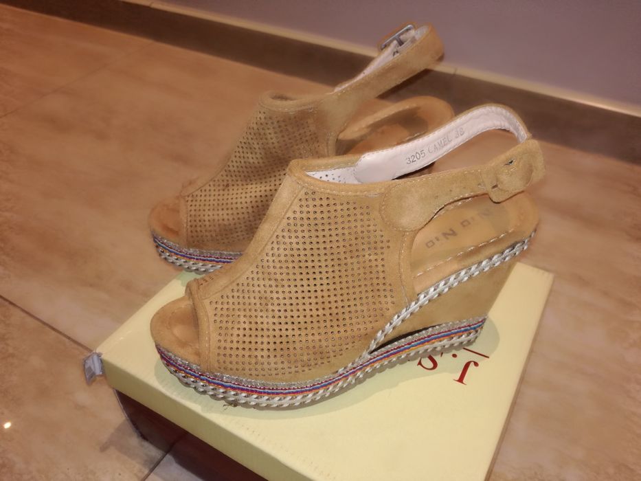 Sandały na koturnie