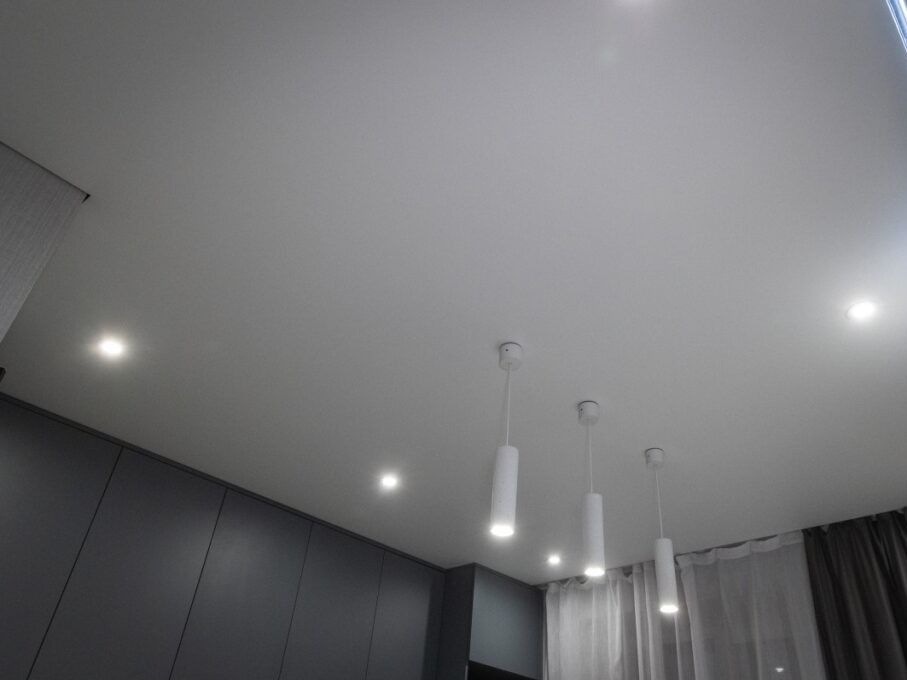 Натяжні стелі(Натяжные потолки)