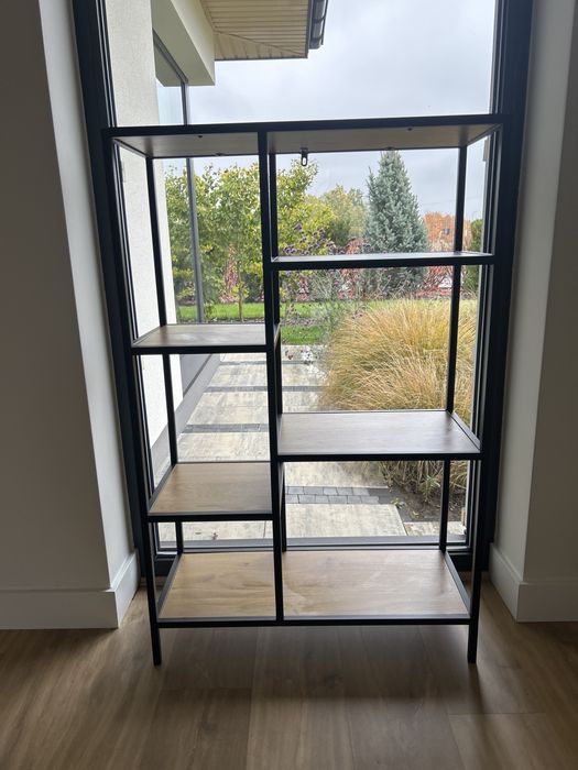 Regał w stanie idealnym.