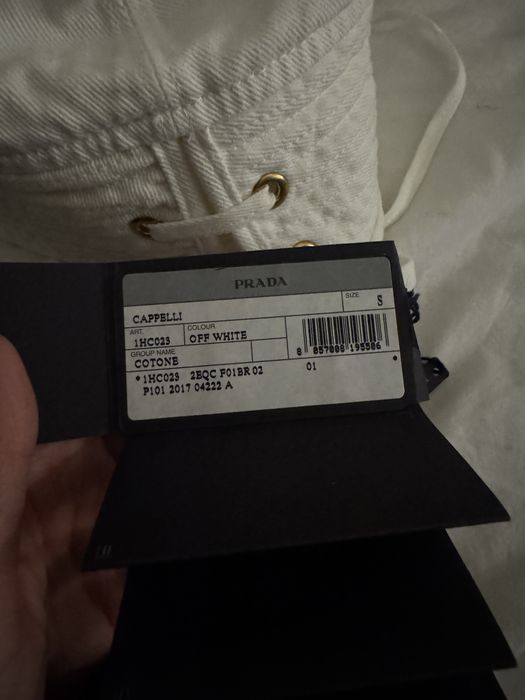 prada kapelusz bucket hat