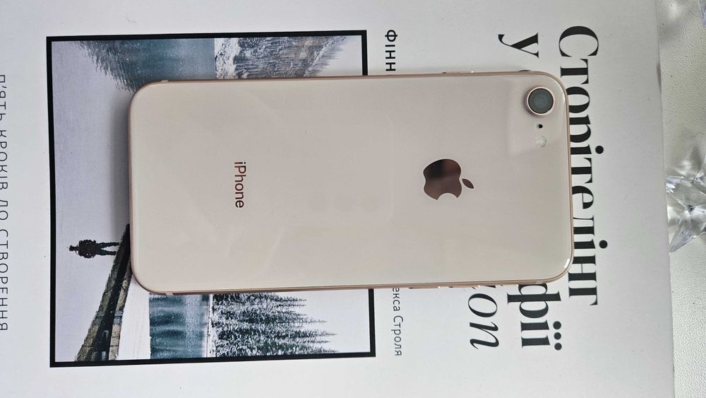 Телефон iPhone 8
