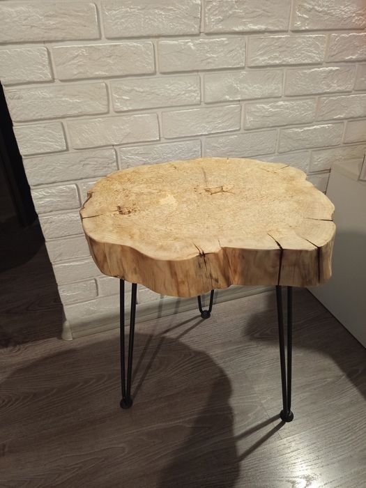 Stolik z plastra drewna. Wyprzedaż.