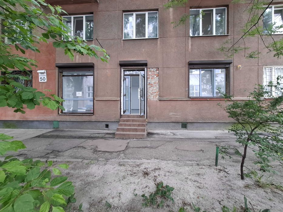 Магазин - офіс на вул. Олени Степанівни 50 . Фасадний вхід та вітрини