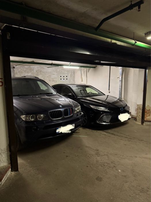 Продаються 2 паркомісця + підсобка,м. Берестейська