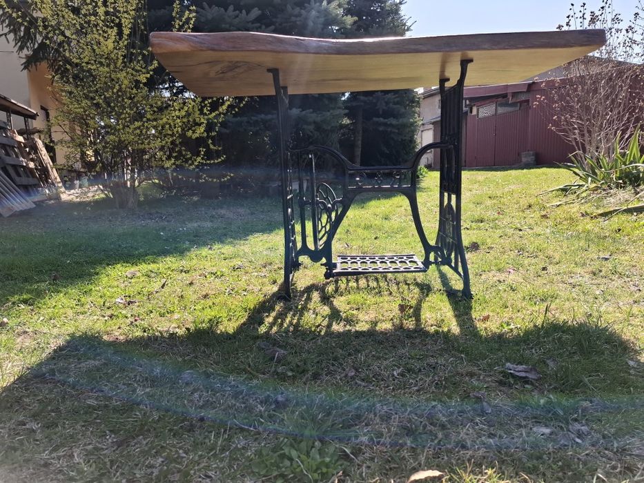 Stół dębowy na starej podstawie ze maszyny do szycia .
