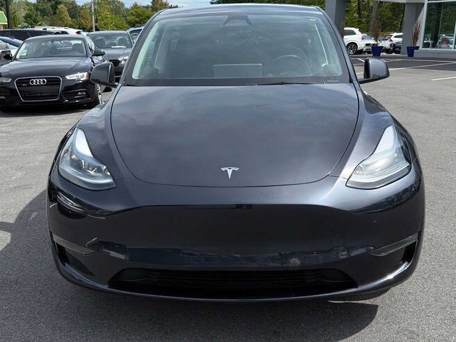 Tesla Model Y Long Range      2025
