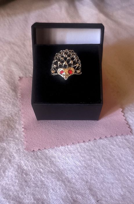 Anel Prateado Porco Espinho 2 Pedras Vermelhas