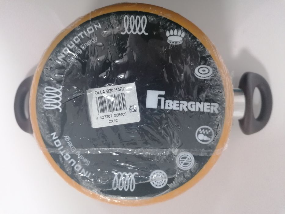 Bergner garnek ze szklaną pokrywką.