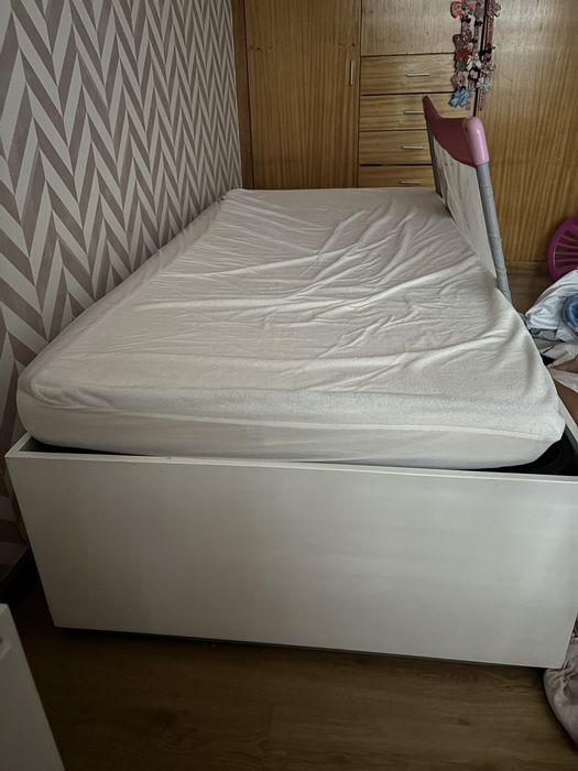 Cama solteiro lacada e mesa de cabeceira