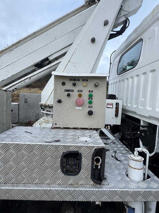 Carrinha com plataforma elevatória