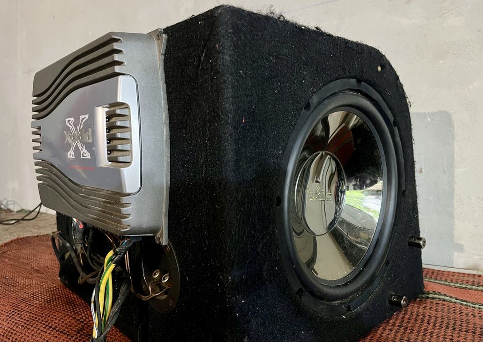 Потужний сабвуфер Toxic та sony підстлювач