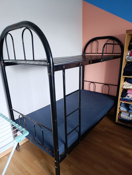 łóżka piętrowe .