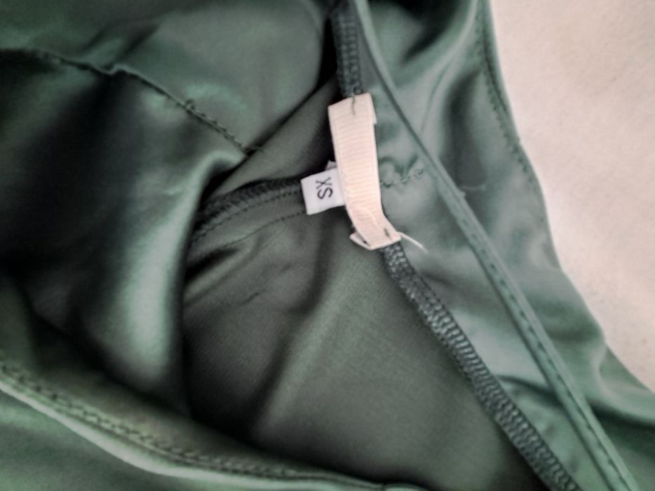 Vestido de cetim verde super lindo xs