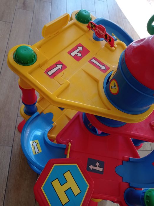 Gigantyczny parking poziomowy winda myjnia