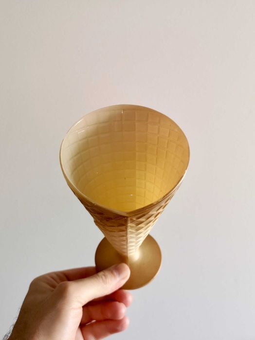 Conjunto de taças (x 3) em forma de cone de gelado, dos anos 80