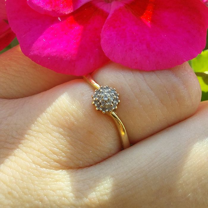 Złoty pierścionek Apart 375 9k z 19 diamentami certyfikat r.11 16mm