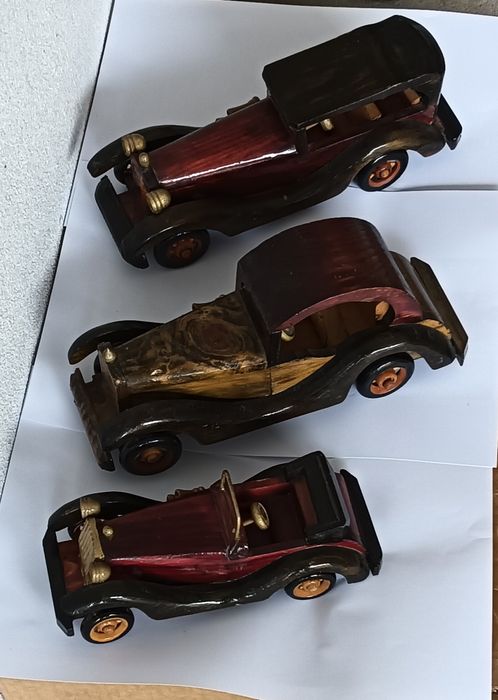 Conjunto de 3 carros em madeira.