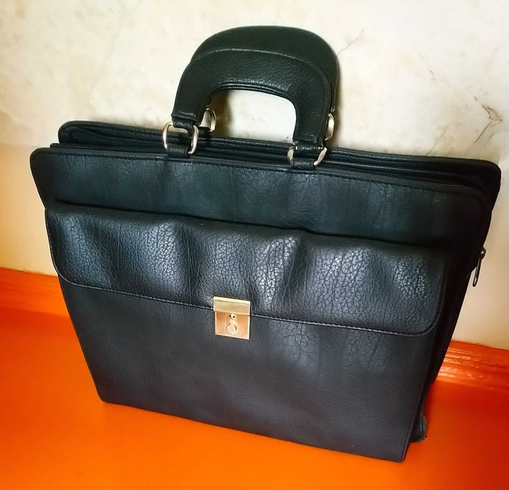 Продам портфель (деловой)