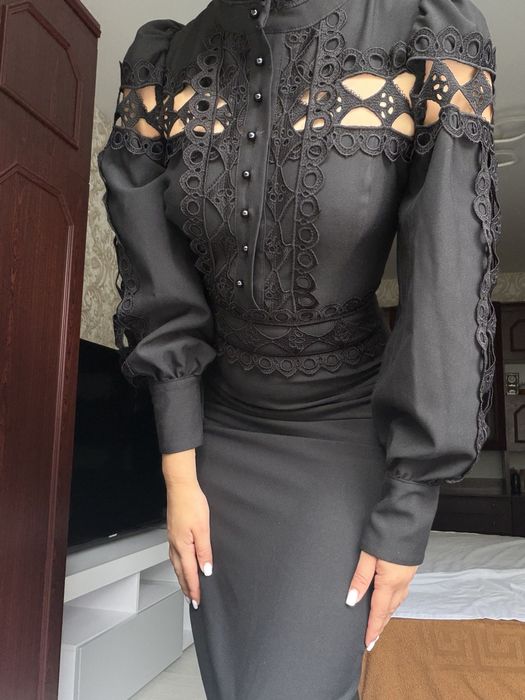 Чорна сукня класична з мереживом