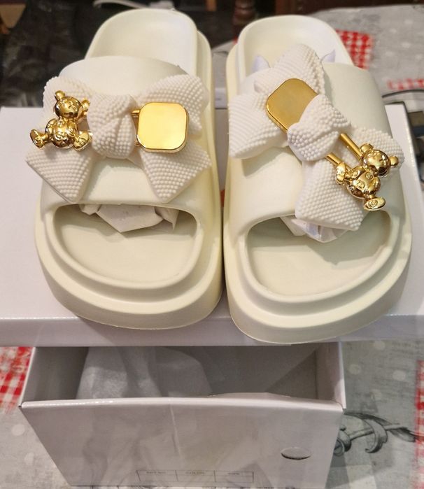 Chinelos novos com etiqueta