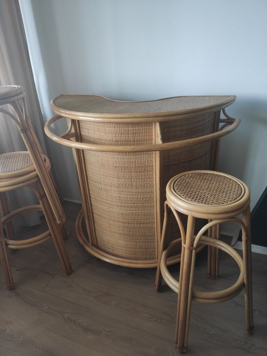 Rattanowy bar z hokerami – styl boho/retro, plecionka naturalna