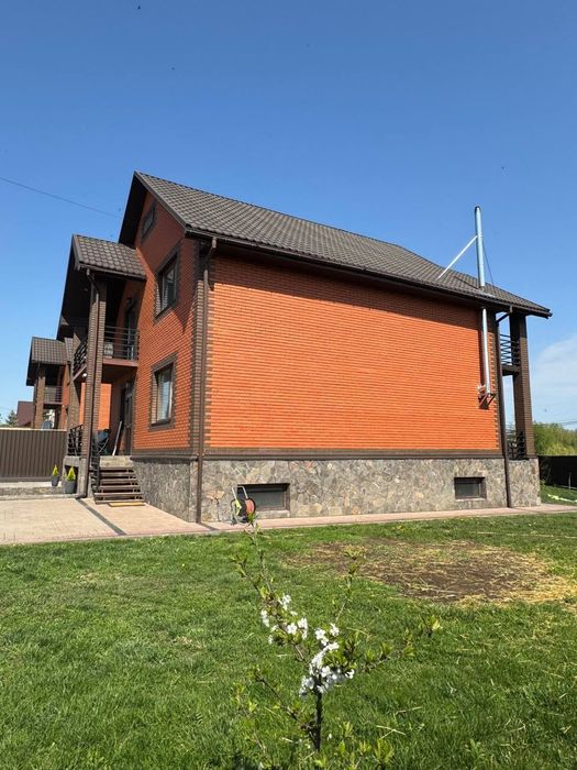 Продаж двоповерхового будинка з ремонтом та меблями