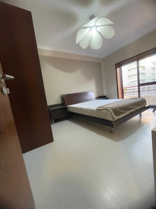 Cama casal em madeira com mesinhas incorporadas