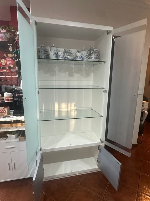 Movel branco com portas de vidro