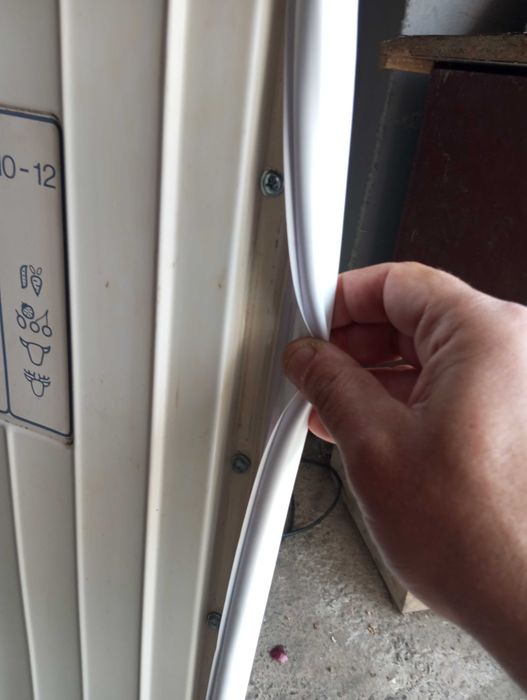 Ущiльнувач дверi на малу морозилку