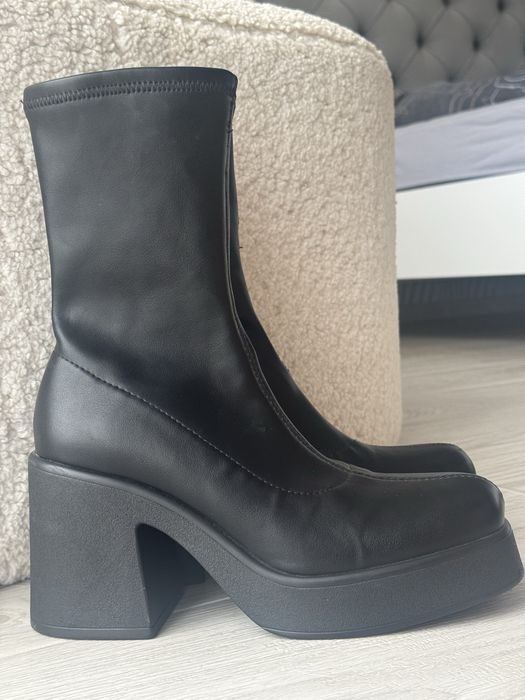 BERSHKA взуття ботильони черевики ботінки