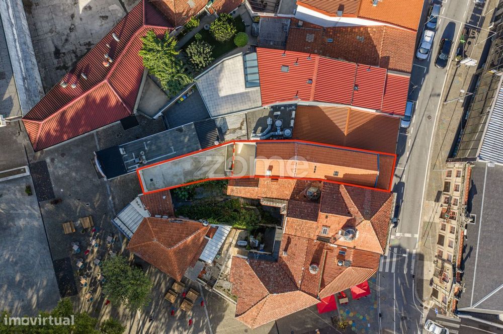 Prédio com Loja + 2 Apartamentos T1 e Terreno | Centro de Valongo