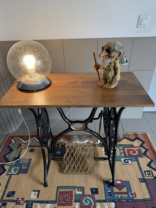 Mesa de nadeira maciça em pés Singer